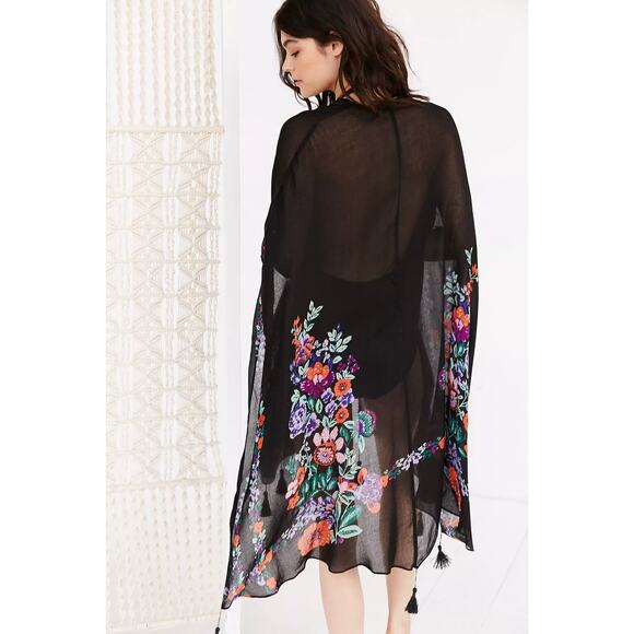 NEW Urban Outfitters Women's Black Garden Floral Embellished Poncho One Size OS - Picture 7 of 8